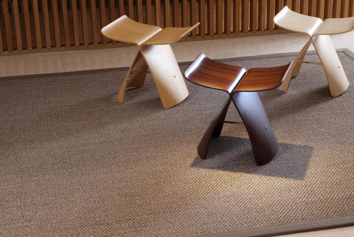 Premium natural fibre carpet with bespoke border in Málaga home