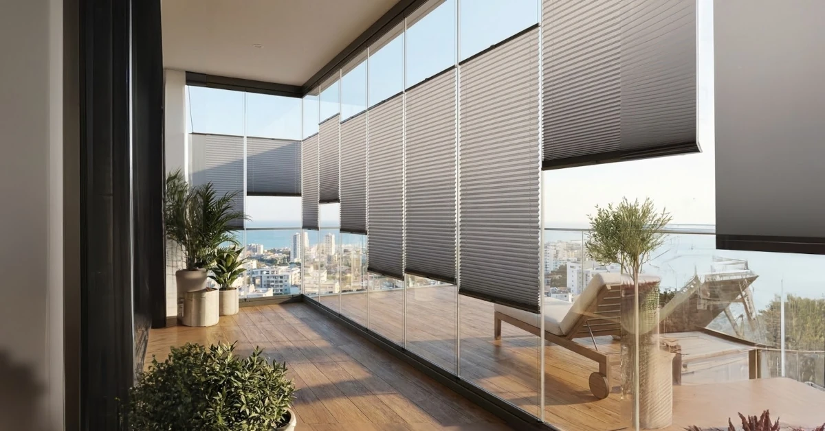 Pleated blinds for Lumon glass curtain terrace in Málaga