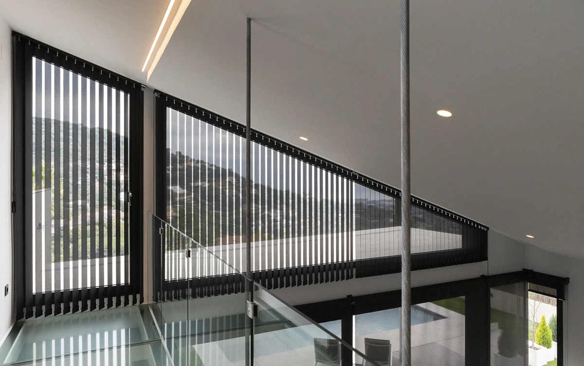 Cortinas verticales inclinadas instaladas en malaga