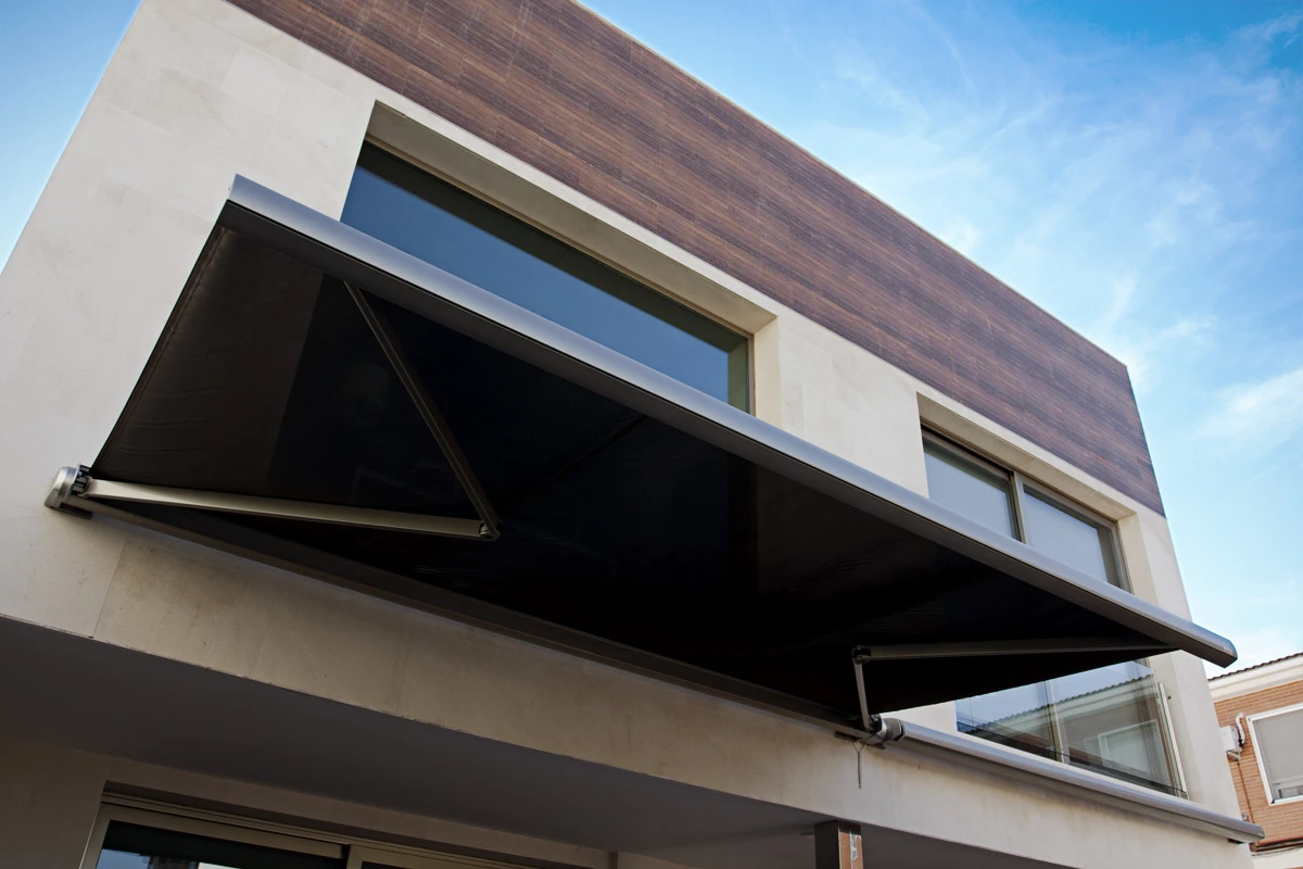 toldo motorizado villa moderna Málaga